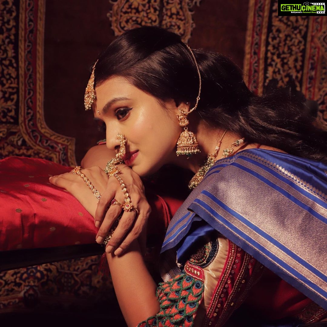 Mayuri Deshmukh Instagram - शायराना दौर सा था….🧡 Makeup & Hair:- @glamupbytamanna Photography:- @kunal_mohite_photography Styling:- @style_by_pradnyaaaaa_ Outfit:- @navinyas_handloom Drapping:- @hair_mua_by_rewati Jewellery @pramaanj