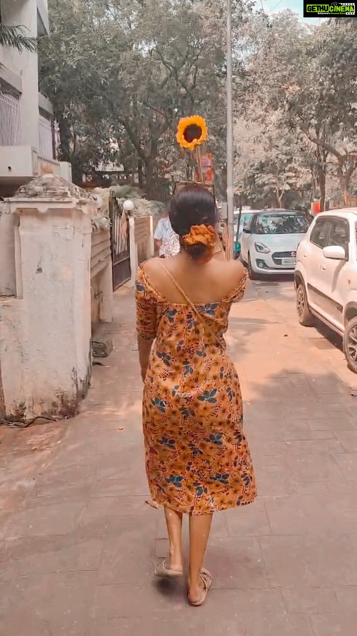 Mayuri Deshmukh Instagram - SunShining 🧡🌻 . . Photography and sunflower @abhidnya.u.b 🧡🌻