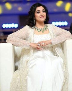 Meena Instagram - To the honorable guests, dearest friends, well wishers and my beloved fans, Thanking you all from the bottom of my heart for having made #meena40 a very special and most memorable event. First of it's kind in the movie industry which made a mark for respecting and celebrating a Woman. Hope, this has only paved a way for many more such recognitions to come and be celebrated which is rightly deserved.

@behindwoodsofficial @sayyeseventsofficial @kalamaster_official 

Outfit: @geetunaidu03 @geetuhautecouture 
Jewels: @khwaahishdiamonds 
MUA : @vijiknr 
Photography: @siva_prakash_photography