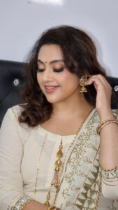 Meena Instagram - When I wear Jhumkas for my shoot 😃😃 Happy Weekend

Makeup: @sheenareddymakeup
Hair: @purpleplusnagu 

#reels #instagram #jhumka #whatjhumka #actresslife #behindthescenes #actressvibes