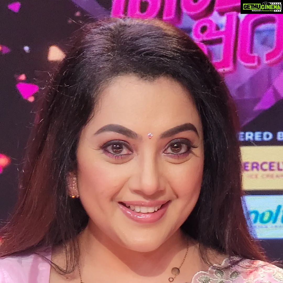 Meena Instagram - Pinky day 💗💗 #endeammasupera @mazhavilmanoramatv @poornimaindrajith #vinayaprasad #bennypnayarambalam @gayathri__arun @santhoshpattambi_725 @biju.janardhanan.779