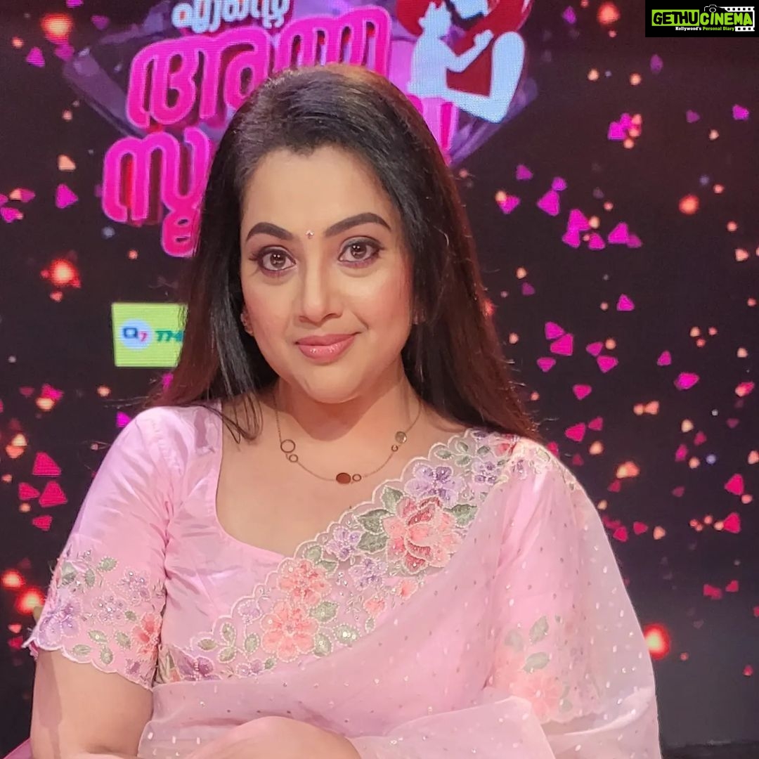 Meena Instagram - Pinky day 💗💗 #endeammasupera @mazhavilmanoramatv @poornimaindrajith #vinayaprasad #bennypnayarambalam @gayathri__arun @santhoshpattambi_725 @biju.janardhanan.779
