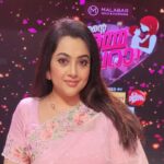 Meena Instagram - Pinky day 💗💗 #endeammasupera @mazhavilmanoramatv @poornimaindrajith #vinayaprasad #bennypnayarambalam @gayathri__arun @santhoshpattambi_725 @biju.janardhanan.779