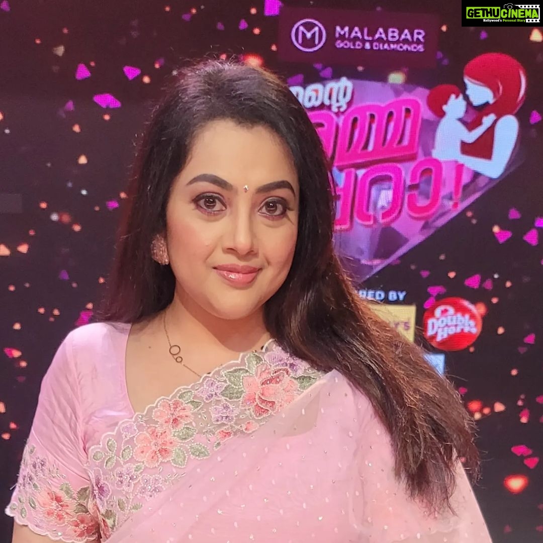 Meena Instagram - Pinky day 💗💗 #endeammasupera @mazhavilmanoramatv @poornimaindrajith #vinayaprasad #bennypnayarambalam @gayathri__arun @santhoshpattambi_725 @biju.janardhanan.779