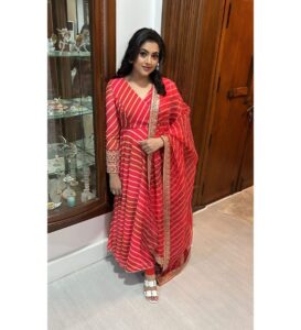 Meena Instagram - Shobakrith Naama Samvathsara Ugadi Subhakanshalu 
Ellarugu Ugadi Shubasheyagalu 💐🌼