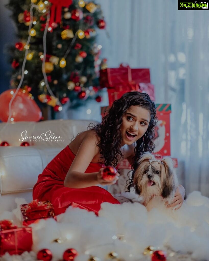 Meenakshi Raveendran Instagram - Eat. Drink. Be Merry. Have a wonderful Christmas!" Mua: Ente Amma @ponnoos_beauty_hut PC: @sumesh_shiva Videography: @amalthankachan69 Special thanks to @parakkatstudiofloor Special mention: @prince_joseph___ @_san_dra_mari_ya__ Last but not the least, all love to my Sky