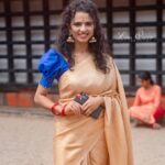 Meenakshi Raveendran Instagram - (വീണ്ടും), വീട് വിട്ടാൽ അമ്പലം, അമ്പലം വിട്ടാൽ വീട്, വഴിയിൽ ആരുടേയും മുഖത്ത് പോലും നോക്കില്ല... എന്താ അടക്കം എന്താ ഒതുക്കം 😌😌😌😜😜😜 📸 @alok_s_85