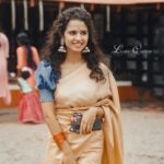 Meenakshi Raveendran Instagram - വീട് വിട്ടാൽ അമ്പലം, അമ്പലം വിട്ടാൽ വീട്, വഴിയിൽ ആരുടേയും മുഖത്ത് പോലും നോക്കില്ല... എന്താ അടക്കം എന്താ ഒതുക്കം 😌😌😌😜😜😜 📸 @alok_s_85