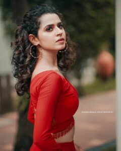 Meenakshi Raveendran Instagram - The cherry blossom🌹🥀🌷
PHOTOGRAPHY : @jishnumurali_
COSTUME : @tiana_designers
MAKEUP : @_arya_jithins_makeover
Hair : @makeovers_by_anjaly
VC : @jiju_k_vijayan
Location : @nihararesorts