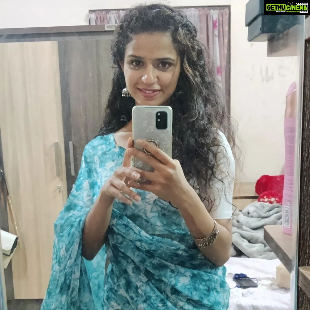 Meenakshi Raveendran Instagram - If you are confident only with my selfies, go for it. I never lie even if i am smeary ; Says the mirror!!!