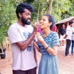 Meenakshi Raveendran Instagram - അങ്ങനെ #antonythadikkaran ഉം #yahoomessenger പെണ്കുട്ടിയും ഒന്നിക്കുകയാണ് ഗൂയ്‌സ് ❤️❤️❤️ #hridayam#vineethsreenivasan#shootinglocation#newmovie