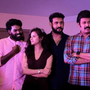 Meenakshi Raveendran Instagram - 1st picture: #antonythadikkaran to #yahoomessengergirl :- ശോഭ ചിരിക്കുന്നില്ലെ?

2nd picture: I need someone who looks at me like the way #antonythadikkaran looks at the #yahoomessenger girl even if he is surrounded by superstars. Be like Antony.
#mehfil#audiolaunch#newmovie

📸@shafeeqphotography
