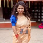 Meenakshi Raveendran Instagram - (വീണ്ടും), വീട് വിട്ടാൽ അമ്പലം, അമ്പലം വിട്ടാൽ വീട്, വഴിയിൽ ആരുടേയും മുഖത്ത് പോലും നോക്കില്ല... എന്താ അടക്കം എന്താ ഒതുക്കം 😌😌😌😜😜😜 📸 @alok_s_85