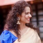 Meenakshi Raveendran Instagram - വീട് വിട്ടാൽ അമ്പലം, അമ്പലം വിട്ടാൽ വീട്, വഴിയിൽ ആരുടേയും മുഖത്ത് പോലും നോക്കില്ല... എന്താ അടക്കം എന്താ ഒതുക്കം 😌😌😌😜😜😜 📸 @alok_s_85