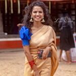 Meenakshi Raveendran Instagram - വീട് വിട്ടാൽ അമ്പലം, അമ്പലം വിട്ടാൽ വീട്, വഴിയിൽ ആരുടേയും മുഖത്ത് പോലും നോക്കില്ല... എന്താ അടക്കം എന്താ ഒതുക്കം 😌😌😌😜😜😜 📸 @alok_s_85