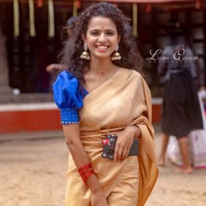 Meenakshi Raveendran Instagram - വീട് വിട്ടാൽ അമ്പലം, അമ്പലം വിട്ടാൽ വീട്, വഴിയിൽ ആരുടേയും മുഖത്ത് പോലും നോക്കില്ല... എന്താ അടക്കം എന്താ ഒതുക്കം 😌😌😌😜😜😜

📸 @alok_s_85
