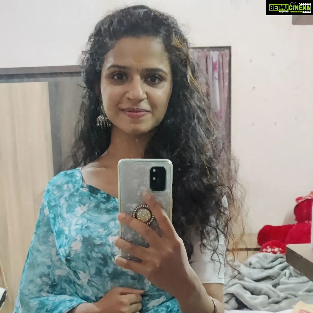 Meenakshi Raveendran Instagram - If you are confident only with my selfies, go for it. I never lie even if i am smeary ; Says the mirror!!!