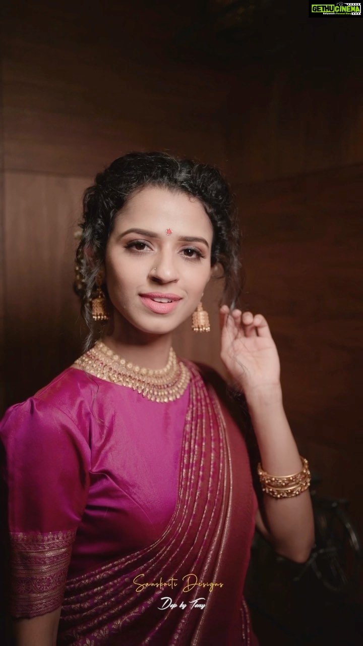 Meenakshi Raveendran Instagram - Coustume @ Styling : @sans_kritidesigns & @ardraswathii Pretty face : @meenakshi.raveendran Behind the lens : @hkcreationsdxb Video : @dop_by_tony Magic hands : @shibin4865 Jewellery : @dc_jewellers_gold_diamonds . . . #meenakshiraveendran #udanpanam #fashionoftheday #goldenjewelry #keralagallery