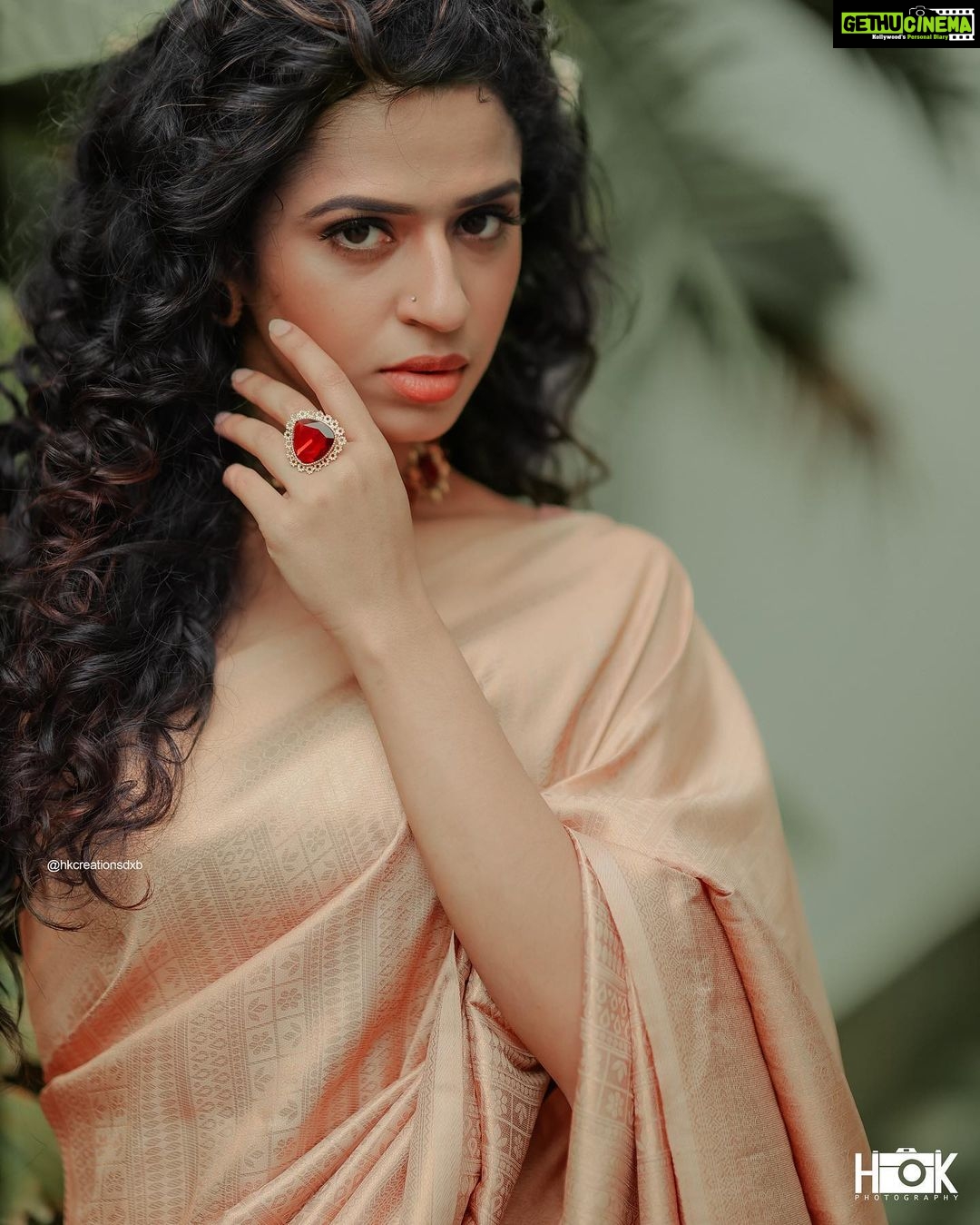 Meenakshi Raveendran Instagram - Costumes&styling :@sans_kritidesigns & @ardraswathii Pretty face - @meenakshi.raveendran Behind the lens- @hkcreationsdxb Recorded - @dop_by_tony Magic hands - @shibin4865 Jewellery:@dcjewellersgoldanddiamonds . . . . . . #meenakshiraveendran #influencer#kerala #filimactress Kochi Kerela, India