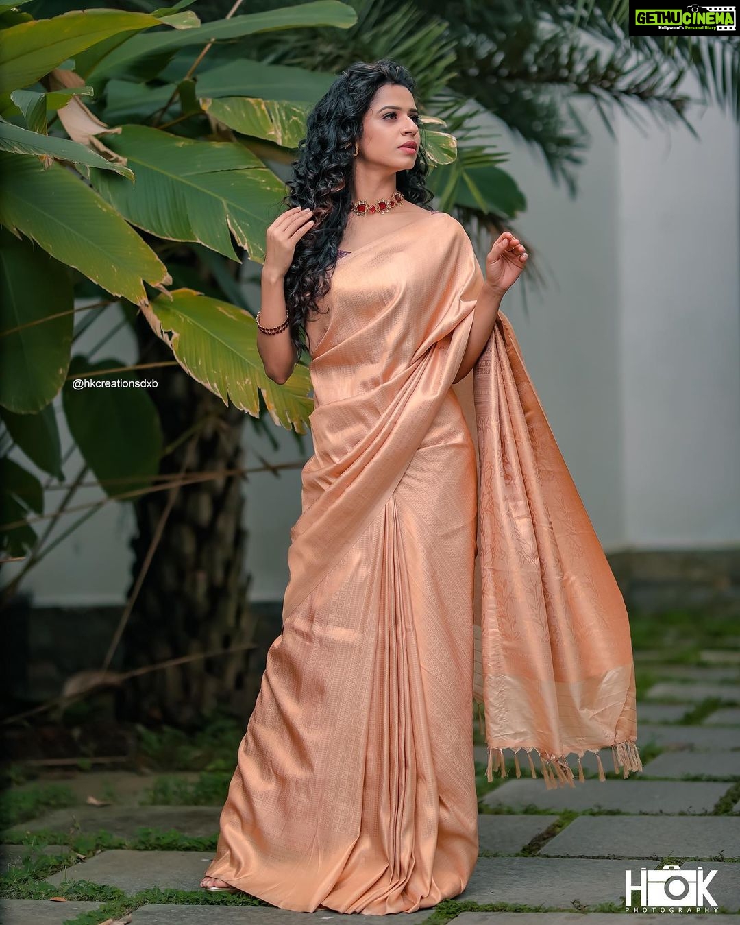 Meenakshi Raveendran Instagram - Costumes&styling :@sans_kritidesigns & @ardraswathii Pretty face - @meenakshi.raveendran Behind the lens- @hkcreationsdxb Recorded - @dop_by_tony Magic hands - @shibin4865 Jewellery:@dcjewellersgoldanddiamonds . . . . . . #meenakshiraveendran . #influencer#keralagram #filimactress Kochi Kerela, India