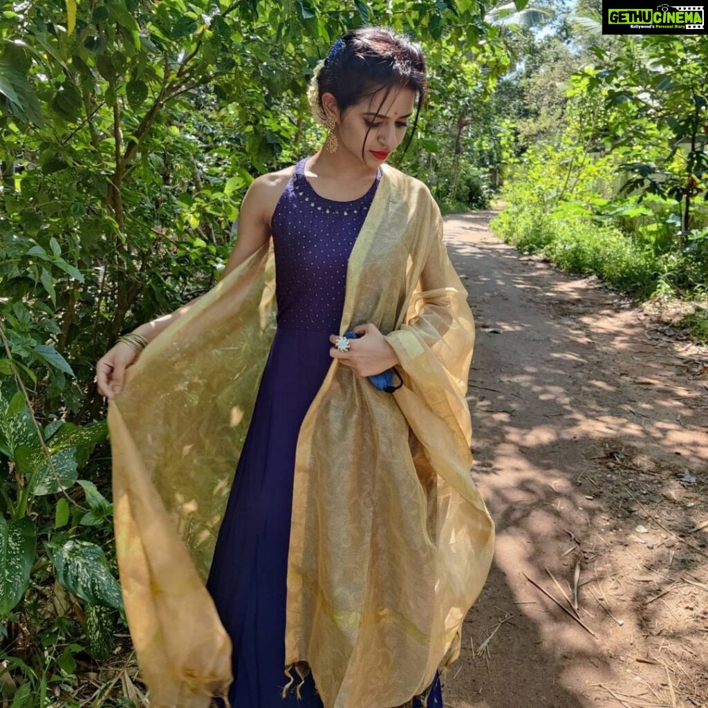 Meenakshi Raveendran Instagram - As fresh as a daisy🌼🌼🌼