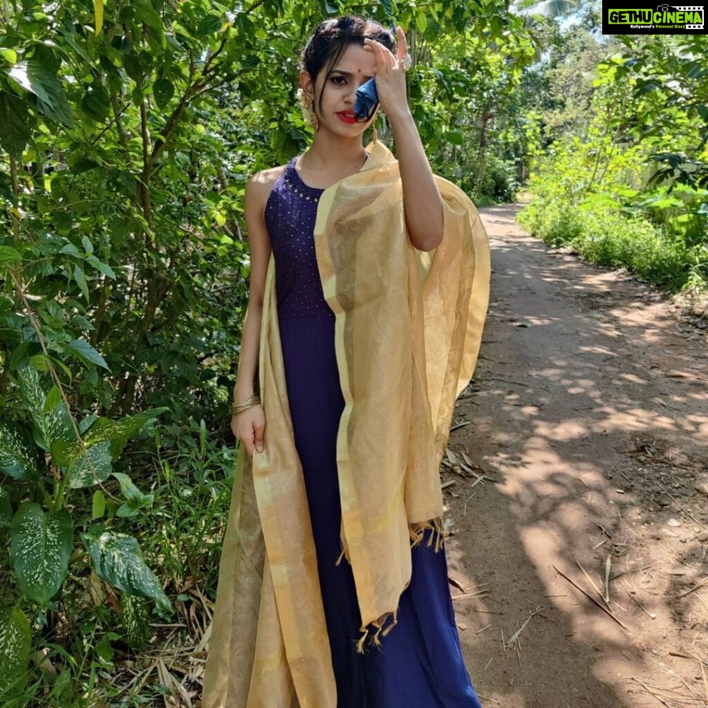 Meenakshi Raveendran Instagram - As fresh as a daisy🌼🌼🌼