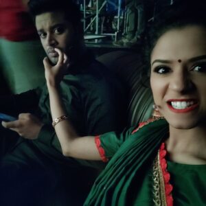 Meenakshi Raveendran Instagram - Verthe irikkunnavare choriyan chelluthan pande ente oru hobby aa...and 2nd picture @daindavis_dd_  is like "ee penninu ith nthinte keda" and back to his phone again😌 #shoottime#attentionseeker