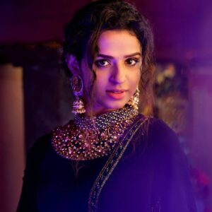 Meenakshi Raveendran Instagram - A glimpse of light makes it bright 

Click @anil_thiruvizha 
Costume @arati_podi 
Mua: myself