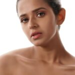 Meenakshi Raveendran Instagram – Beauty portrait Featuring @meenakshi.raveendran Concept,Styling and photography @jeffinbijoyphotography 
Art (crown) @s_k_3_9_3 
Makeup and hair @alagne_signature 
Studio @maxxocreative 
Photography assist @jobin_jaison 
Bts video @stories_by_melvin_augustine 
Bts video edits @shibilinuaman  Special thanks to @rizwanmechoth @arunkrishnaaa  #beautyportrait #highkey Maxxo Creative