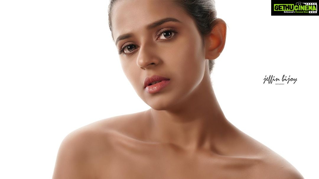 Meenakshi Raveendran Instagram - Beauty portrait Featuring @meenakshi.raveendran Concept,Styling and photography @jeffinbijoyphotography Art (crown) @s_k_3_9_3 Makeup and hair @alagne_signature Studio @maxxocreative Photography assist @jobin_jaison Bts video @stories_by_melvin_augustine Bts video edits @shibilinuaman Special thanks to @rizwanmechoth @arunkrishnaaa #beautyportrait #highkey Maxxo Creative
