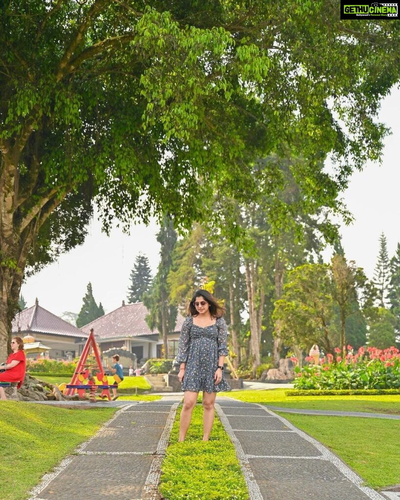 Meera Nandan Instagram - Bali, you beauty! 🤍 📸 @sabir_photography_ #balitemples #letsgobali #bali #indonesia #love #travel #seetheworld #positivevibes #instagood #onlylove #nature #allheart #goldfm Beratan Lake