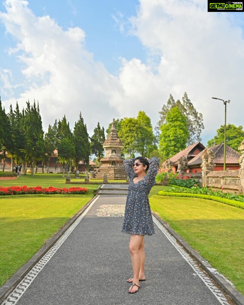 Meera Nandan Instagram - Bali, you beauty! 🤍 📸 @sabir_photography_ #balitemples #letsgobali #bali #indonesia #love #travel #seetheworld #positivevibes #instagood #onlylove #nature #allheart #goldfm Beratan Lake