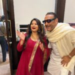 Megha Dhade Instagram - छत्रपती शिवाजी महाराज यांची वाघनखे ब्रिटन येथून भारतात आणण्यासाठी चा सामंजस्य करार यशस्वीरित्या संपन्न केल्याबद्दल माननीय श्री सुधीर भाऊ मुनगंटीवार (मंत्री सांस्कृतिक वनविभाग व मत्स्य विकास मंत्री) यांचा सत्कार समारंभ पर्णकुटी येथे त्यांच्या निवासस्थानी आयोजित करण्यात आला होता. या वेळी चित्रपट सृष्टीतील अनेक मान्यवर कलाकार मंडळी उपस्थित होते दिग्दर्शक श्री सुभाष घई , महेश कोठारे, सुप्रसिद्ध अभिनेते जॅकी श्रॉफ ,शरद केळकर , संदीप कुलकर्णी , सौरव गोखले, शिव ठाकरे ,माधव देवचके ,भारत गणेशपुरे ,नूतन जयंत , तेज सुप्रू व चित्रपट कामगार सेनेचे अध्यक्ष संदीप घुगे व अनेक मान्यवरांच्या हस्ते माननीय मंत्री श्री सुधीर भाऊ मुनगंटीवार यांचा सत्कार करण्यात आला . छत्रपती शिवरायांची वाघनखे भारतात परत आणण्यासाठीचे त्यांनी घेतलेले अथक परिश्रम व प्रयत्न यासाठी त्यांचे मनापासून आभार मानले व अभिनंदन केले . यावेळी सुधीर भाऊंनी चित्रपटसृष्टीसाठी घेतलेल्या अनेक नवीन योजनांची माहिती व नवनवीन योजना ज्या चित्रपटसृष्टीत अतिशय महत्त्वाच्या ठरतील अशा निर्णयांबद्दल आमच्याशी चर्चा केली . खरोखर सुधीर भाऊ महाराष्ट्राच्या प्रत्येक शिवभक्ताचावतीने व तसेच आम्हा तमाम कलाकारांच्या वतीने तुमचे मानावे तेवढे आभार थोडेच आहे पुन्हा एकदा कृतज्ञता व्यक्त करून मनापासूनधन्यवाद म्हणते 🙏. जय शिवराय वंदे मातरम् 🚩🇮🇳 मेघा धाडे 🙏🚩 @sudhir.mungantiwar @BJP4Maharashtra @bjp4maharashtra @ckbawankule @devendra_fadnavis @mieknathshinde @prreeyaberde Berde Prreeya @shivthakare9 @sharadkelkar @apnabhidu @sandesh_ghuge_ #विक्रांतबाळासाहेबपाटीलsandeepghuge #vijaychowdhari #chandrashekarbawankhule #devendrafadnavisformaharashtra Mumbai, Maharashtra