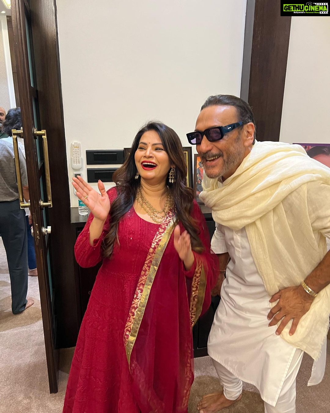 Megha Dhade Instagram - छत्रपती शिवाजी महाराज यांची वाघनखे ब्रिटन येथून भारतात आणण्यासाठी चा सामंजस्य करार यशस्वीरित्या संपन्न केल्याबद्दल माननीय श्री सुधीर भाऊ मुनगंटीवार (मंत्री सांस्कृतिक वनविभाग व मत्स्य विकास मंत्री) यांचा सत्कार समारंभ पर्णकुटी येथे त्यांच्या निवासस्थानी आयोजित करण्यात आला होता. या वेळी चित्रपट सृष्टीतील अनेक मान्यवर कलाकार मंडळी उपस्थित होते दिग्दर्शक श्री सुभाष घई , महेश कोठारे, सुप्रसिद्ध अभिनेते जॅकी श्रॉफ ,शरद केळकर , संदीप कुलकर्णी , सौरव गोखले, शिव ठाकरे ,माधव देवचके ,भारत गणेशपुरे ,नूतन जयंत , तेज सुप्रू व चित्रपट कामगार सेनेचे अध्यक्ष संदीप घुगे व अनेक मान्यवरांच्या हस्ते माननीय मंत्री श्री सुधीर भाऊ मुनगंटीवार यांचा सत्कार करण्यात आला . छत्रपती शिवरायांची वाघनखे भारतात परत आणण्यासाठीचे त्यांनी घेतलेले अथक परिश्रम व प्रयत्न यासाठी त्यांचे मनापासून आभार मानले व अभिनंदन केले . यावेळी सुधीर भाऊंनी चित्रपटसृष्टीसाठी घेतलेल्या अनेक नवीन योजनांची माहिती व नवनवीन योजना ज्या चित्रपटसृष्टीत अतिशय महत्त्वाच्या ठरतील अशा निर्णयांबद्दल आमच्याशी चर्चा केली . खरोखर सुधीर भाऊ महाराष्ट्राच्या प्रत्येक शिवभक्ताचावतीने व तसेच आम्हा तमाम कलाकारांच्या वतीने तुमचे मानावे तेवढे आभार थोडेच आहे पुन्हा एकदा कृतज्ञता व्यक्त करून मनापासूनधन्यवाद म्हणते 🙏. जय शिवराय वंदे मातरम् 🚩🇮🇳 मेघा धाडे 🙏🚩 @sudhir.mungantiwar @BJP4Maharashtra @bjp4maharashtra @ckbawankule @devendra_fadnavis @mieknathshinde @prreeyaberde Berde Prreeya @shivthakare9 @sharadkelkar @apnabhidu @sandesh_ghuge_ #विक्रांतबाळासाहेबपाटीलsandeepghuge #vijaychowdhari #chandrashekarbawankhule #devendrafadnavisformaharashtra Mumbai, Maharashtra