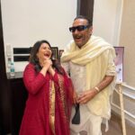 Megha Dhade Instagram - छत्रपती शिवाजी महाराज यांची वाघनखे ब्रिटन येथून भारतात आणण्यासाठी चा सामंजस्य करार यशस्वीरित्या संपन्न केल्याबद्दल माननीय श्री सुधीर भाऊ मुनगंटीवार (मंत्री सांस्कृतिक वनविभाग व मत्स्य विकास मंत्री) यांचा सत्कार समारंभ पर्णकुटी येथे त्यांच्या निवासस्थानी आयोजित करण्यात आला होता. या वेळी चित्रपट सृष्टीतील अनेक मान्यवर कलाकार मंडळी उपस्थित होते दिग्दर्शक श्री सुभाष घई , महेश कोठारे, सुप्रसिद्ध अभिनेते जॅकी श्रॉफ ,शरद केळकर , संदीप कुलकर्णी , सौरव गोखले, शिव ठाकरे ,माधव देवचके ,भारत गणेशपुरे ,नूतन जयंत , तेज सुप्रू व चित्रपट कामगार सेनेचे अध्यक्ष संदीप घुगे व अनेक मान्यवरांच्या हस्ते माननीय मंत्री श्री सुधीर भाऊ मुनगंटीवार यांचा सत्कार करण्यात आला . छत्रपती शिवरायांची वाघनखे भारतात परत आणण्यासाठीचे त्यांनी घेतलेले अथक परिश्रम व प्रयत्न यासाठी त्यांचे मनापासून आभार मानले व अभिनंदन केले . यावेळी सुधीर भाऊंनी चित्रपटसृष्टीसाठी घेतलेल्या अनेक नवीन योजनांची माहिती व नवनवीन योजना ज्या चित्रपटसृष्टीत अतिशय महत्त्वाच्या ठरतील अशा निर्णयांबद्दल आमच्याशी चर्चा केली . खरोखर सुधीर भाऊ महाराष्ट्राच्या प्रत्येक शिवभक्ताचावतीने व तसेच आम्हा तमाम कलाकारांच्या वतीने तुमचे मानावे तेवढे आभार थोडेच आहे पुन्हा एकदा कृतज्ञता व्यक्त करून मनापासूनधन्यवाद म्हणते 🙏. जय शिवराय वंदे मातरम् 🚩🇮🇳 मेघा धाडे 🙏🚩 @sudhir.mungantiwar @BJP4Maharashtra @bjp4maharashtra @ckbawankule @devendra_fadnavis @mieknathshinde @prreeyaberde Berde Prreeya @shivthakare9 @sharadkelkar @apnabhidu @sandesh_ghuge_ #विक्रांतबाळासाहेबपाटीलsandeepghuge #vijaychowdhari #chandrashekarbawankhule #devendrafadnavisformaharashtra Mumbai, Maharashtra