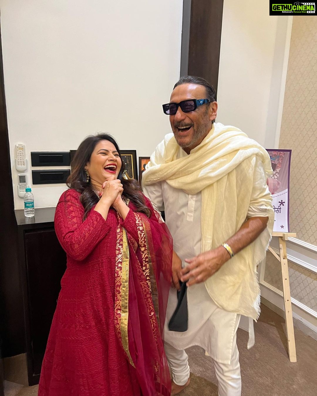Megha Dhade Instagram - छत्रपती शिवाजी महाराज यांची वाघनखे ब्रिटन येथून भारतात आणण्यासाठी चा सामंजस्य करार यशस्वीरित्या संपन्न केल्याबद्दल माननीय श्री सुधीर भाऊ मुनगंटीवार (मंत्री सांस्कृतिक वनविभाग व मत्स्य विकास मंत्री) यांचा सत्कार समारंभ पर्णकुटी येथे त्यांच्या निवासस्थानी आयोजित करण्यात आला होता. या वेळी चित्रपट सृष्टीतील अनेक मान्यवर कलाकार मंडळी उपस्थित होते दिग्दर्शक श्री सुभाष घई , महेश कोठारे, सुप्रसिद्ध अभिनेते जॅकी श्रॉफ ,शरद केळकर , संदीप कुलकर्णी , सौरव गोखले, शिव ठाकरे ,माधव देवचके ,भारत गणेशपुरे ,नूतन जयंत , तेज सुप्रू व चित्रपट कामगार सेनेचे अध्यक्ष संदीप घुगे व अनेक मान्यवरांच्या हस्ते माननीय मंत्री श्री सुधीर भाऊ मुनगंटीवार यांचा सत्कार करण्यात आला . छत्रपती शिवरायांची वाघनखे भारतात परत आणण्यासाठीचे त्यांनी घेतलेले अथक परिश्रम व प्रयत्न यासाठी त्यांचे मनापासून आभार मानले व अभिनंदन केले . यावेळी सुधीर भाऊंनी चित्रपटसृष्टीसाठी घेतलेल्या अनेक नवीन योजनांची माहिती व नवनवीन योजना ज्या चित्रपटसृष्टीत अतिशय महत्त्वाच्या ठरतील अशा निर्णयांबद्दल आमच्याशी चर्चा केली . खरोखर सुधीर भाऊ महाराष्ट्राच्या प्रत्येक शिवभक्ताचावतीने व तसेच आम्हा तमाम कलाकारांच्या वतीने तुमचे मानावे तेवढे आभार थोडेच आहे पुन्हा एकदा कृतज्ञता व्यक्त करून मनापासूनधन्यवाद म्हणते 🙏. जय शिवराय वंदे मातरम् 🚩🇮🇳 मेघा धाडे 🙏🚩 @sudhir.mungantiwar @BJP4Maharashtra @bjp4maharashtra @ckbawankule @devendra_fadnavis @mieknathshinde @prreeyaberde Berde Prreeya @shivthakare9 @sharadkelkar @apnabhidu @sandesh_ghuge_ #विक्रांतबाळासाहेबपाटीलsandeepghuge #vijaychowdhari #chandrashekarbawankhule #devendrafadnavisformaharashtra Mumbai, Maharashtra