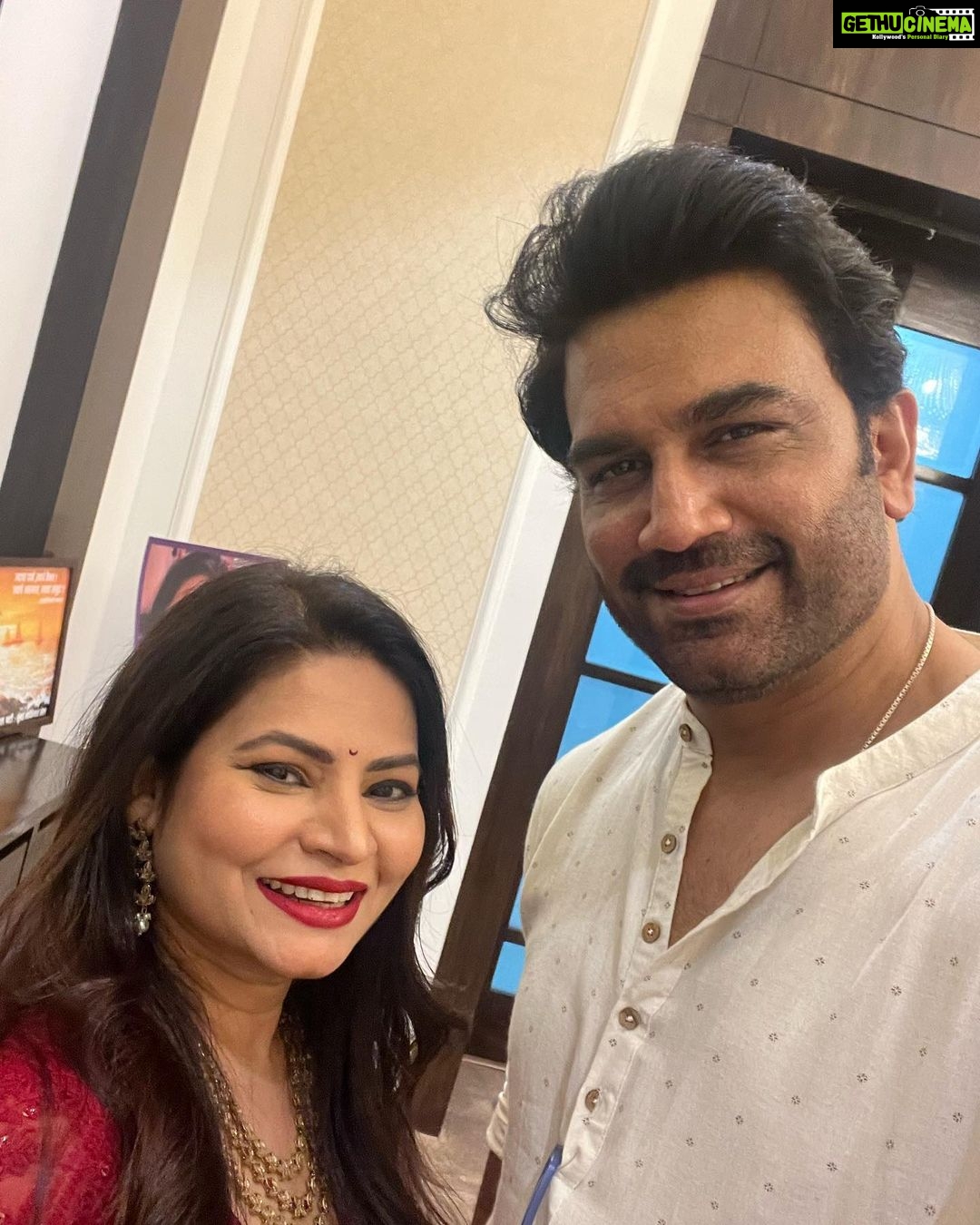 Megha Dhade Instagram - छत्रपती शिवाजी महाराज यांची वाघनखे ब्रिटन येथून भारतात आणण्यासाठी चा सामंजस्य करार यशस्वीरित्या संपन्न केल्याबद्दल माननीय श्री सुधीर भाऊ मुनगंटीवार (मंत्री सांस्कृतिक वनविभाग व मत्स्य विकास मंत्री) यांचा सत्कार समारंभ पर्णकुटी येथे त्यांच्या निवासस्थानी आयोजित करण्यात आला होता. या वेळी चित्रपट सृष्टीतील अनेक मान्यवर कलाकार मंडळी उपस्थित होते दिग्दर्शक श्री सुभाष घई , महेश कोठारे, सुप्रसिद्ध अभिनेते जॅकी श्रॉफ ,शरद केळकर , संदीप कुलकर्णी , सौरव गोखले, शिव ठाकरे ,माधव देवचके ,भारत गणेशपुरे ,नूतन जयंत , तेज सुप्रू व चित्रपट कामगार सेनेचे अध्यक्ष संदीप घुगे व अनेक मान्यवरांच्या हस्ते माननीय मंत्री श्री सुधीर भाऊ मुनगंटीवार यांचा सत्कार करण्यात आला . छत्रपती शिवरायांची वाघनखे भारतात परत आणण्यासाठीचे त्यांनी घेतलेले अथक परिश्रम व प्रयत्न यासाठी त्यांचे मनापासून आभार मानले व अभिनंदन केले . यावेळी सुधीर भाऊंनी चित्रपटसृष्टीसाठी घेतलेल्या अनेक नवीन योजनांची माहिती व नवनवीन योजना ज्या चित्रपटसृष्टीत अतिशय महत्त्वाच्या ठरतील अशा निर्णयांबद्दल आमच्याशी चर्चा केली . खरोखर सुधीर भाऊ महाराष्ट्राच्या प्रत्येक शिवभक्ताचावतीने व तसेच आम्हा तमाम कलाकारांच्या वतीने तुमचे मानावे तेवढे आभार थोडेच आहे पुन्हा एकदा कृतज्ञता व्यक्त करून मनापासूनधन्यवाद म्हणते 🙏. जय शिवराय वंदे मातरम् 🚩🇮🇳 मेघा धाडे 🙏🚩 @sudhir.mungantiwar @BJP4Maharashtra @bjp4maharashtra @ckbawankule @devendra_fadnavis @mieknathshinde @prreeyaberde Berde Prreeya @shivthakare9 @sharadkelkar @apnabhidu @sandesh_ghuge_ #विक्रांतबाळासाहेबपाटीलsandeepghuge #vijaychowdhari #chandrashekarbawankhule #devendrafadnavisformaharashtra Mumbai, Maharashtra