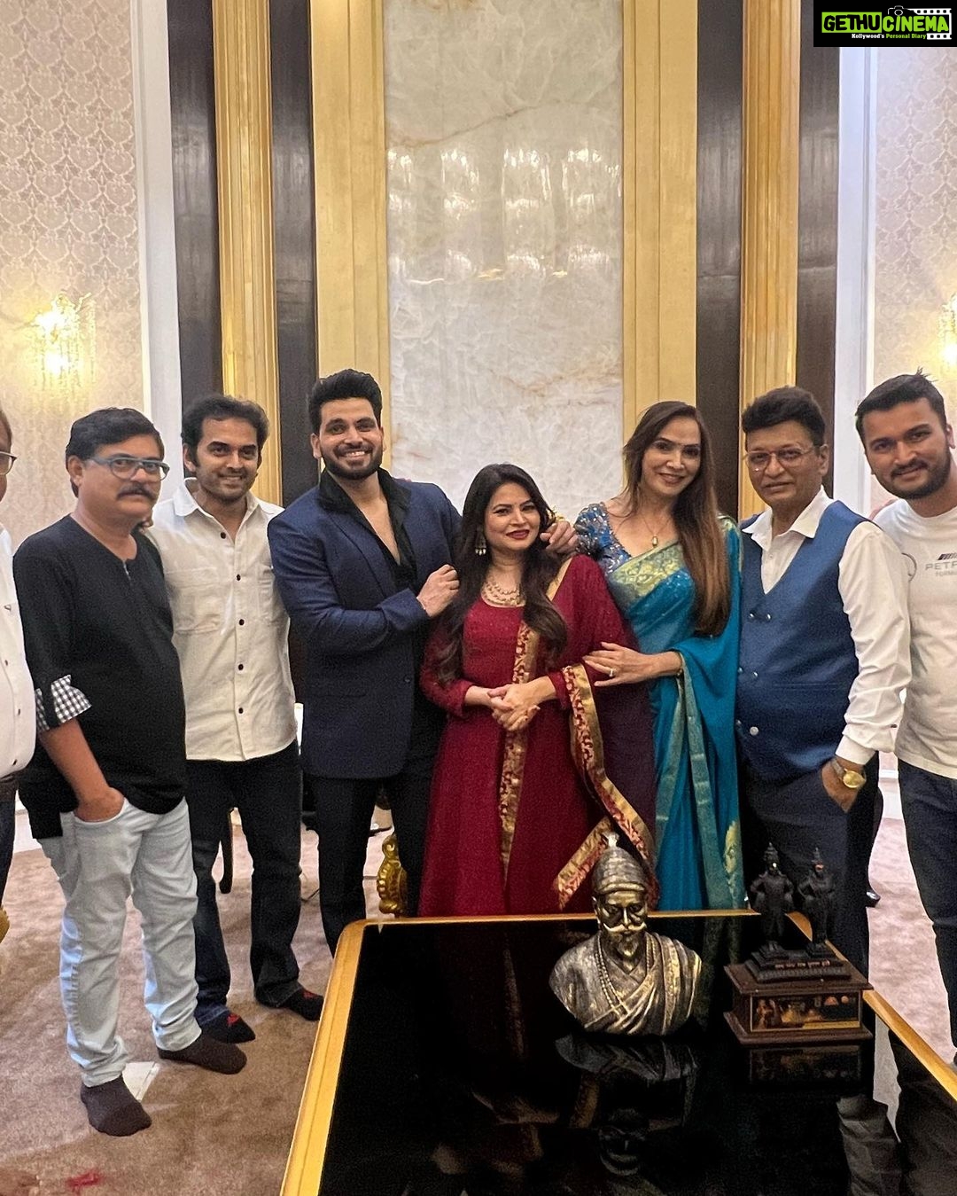 Megha Dhade Instagram - छत्रपती शिवाजी महाराज यांची वाघनखे ब्रिटन येथून भारतात आणण्यासाठी चा सामंजस्य करार यशस्वीरित्या संपन्न केल्याबद्दल माननीय श्री सुधीर भाऊ मुनगंटीवार (मंत्री सांस्कृतिक वनविभाग व मत्स्य विकास मंत्री) यांचा सत्कार समारंभ पर्णकुटी येथे त्यांच्या निवासस्थानी आयोजित करण्यात आला होता. या वेळी चित्रपट सृष्टीतील अनेक मान्यवर कलाकार मंडळी उपस्थित होते दिग्दर्शक श्री सुभाष घई , महेश कोठारे, सुप्रसिद्ध अभिनेते जॅकी श्रॉफ ,शरद केळकर , संदीप कुलकर्णी , सौरव गोखले, शिव ठाकरे ,माधव देवचके ,भारत गणेशपुरे ,नूतन जयंत , तेज सुप्रू व चित्रपट कामगार सेनेचे अध्यक्ष संदीप घुगे व अनेक मान्यवरांच्या हस्ते माननीय मंत्री श्री सुधीर भाऊ मुनगंटीवार यांचा सत्कार करण्यात आला . छत्रपती शिवरायांची वाघनखे भारतात परत आणण्यासाठीचे त्यांनी घेतलेले अथक परिश्रम व प्रयत्न यासाठी त्यांचे मनापासून आभार मानले व अभिनंदन केले . यावेळी सुधीर भाऊंनी चित्रपटसृष्टीसाठी घेतलेल्या अनेक नवीन योजनांची माहिती व नवनवीन योजना ज्या चित्रपटसृष्टीत अतिशय महत्त्वाच्या ठरतील अशा निर्णयांबद्दल आमच्याशी चर्चा केली . खरोखर सुधीर भाऊ महाराष्ट्राच्या प्रत्येक शिवभक्ताचावतीने व तसेच आम्हा तमाम कलाकारांच्या वतीने तुमचे मानावे तेवढे आभार थोडेच आहे पुन्हा एकदा कृतज्ञता व्यक्त करून मनापासूनधन्यवाद म्हणते 🙏. जय शिवराय वंदे मातरम् 🚩🇮🇳 मेघा धाडे 🙏🚩 @sudhir.mungantiwar @BJP4Maharashtra @bjp4maharashtra @ckbawankule @devendra_fadnavis @mieknathshinde @prreeyaberde Berde Prreeya @shivthakare9 @sharadkelkar @apnabhidu @sandesh_ghuge_ #विक्रांतबाळासाहेबपाटीलsandeepghuge #vijaychowdhari #chandrashekarbawankhule #devendrafadnavisformaharashtra Mumbai, Maharashtra