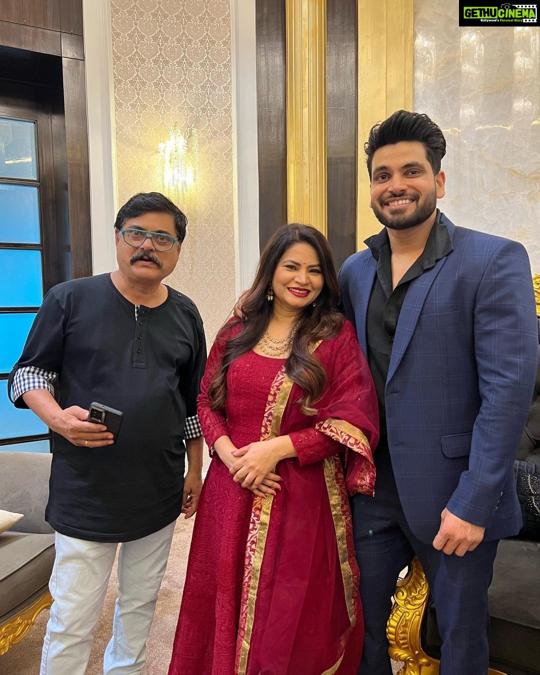 Megha Dhade Instagram - छत्रपती शिवाजी महाराज यांची वाघनखे ब्रिटन येथून भारतात आणण्यासाठी चा सामंजस्य करार यशस्वीरित्या संपन्न केल्याबद्दल माननीय श्री सुधीर भाऊ मुनगंटीवार (मंत्री सांस्कृतिक वनविभाग व मत्स्य विकास मंत्री) यांचा सत्कार समारंभ पर्णकुटी येथे त्यांच्या निवासस्थानी आयोजित करण्यात आला होता. या वेळी चित्रपट सृष्टीतील अनेक मान्यवर कलाकार मंडळी उपस्थित होते दिग्दर्शक श्री सुभाष घई , महेश कोठारे, सुप्रसिद्ध अभिनेते जॅकी श्रॉफ ,शरद केळकर , संदीप कुलकर्णी , सौरव गोखले, शिव ठाकरे ,माधव देवचके ,भारत गणेशपुरे ,नूतन जयंत , तेज सुप्रू व चित्रपट कामगार सेनेचे अध्यक्ष संदीप घुगे व अनेक मान्यवरांच्या हस्ते माननीय मंत्री श्री सुधीर भाऊ मुनगंटीवार यांचा सत्कार करण्यात आला . छत्रपती शिवरायांची वाघनखे भारतात परत आणण्यासाठीचे त्यांनी घेतलेले अथक परिश्रम व प्रयत्न यासाठी त्यांचे मनापासून आभार मानले व अभिनंदन केले . यावेळी सुधीर भाऊंनी चित्रपटसृष्टीसाठी घेतलेल्या अनेक नवीन योजनांची माहिती व नवनवीन योजना ज्या चित्रपटसृष्टीत अतिशय महत्त्वाच्या ठरतील अशा निर्णयांबद्दल आमच्याशी चर्चा केली . खरोखर सुधीर भाऊ महाराष्ट्राच्या प्रत्येक शिवभक्ताचावतीने व तसेच आम्हा तमाम कलाकारांच्या वतीने तुमचे मानावे तेवढे आभार थोडेच आहे पुन्हा एकदा कृतज्ञता व्यक्त करून मनापासूनधन्यवाद म्हणते 🙏. जय शिवराय वंदे मातरम् 🚩🇮🇳 मेघा धाडे 🙏🚩 @sudhir.mungantiwar @BJP4Maharashtra @bjp4maharashtra @ckbawankule @devendra_fadnavis @mieknathshinde @prreeyaberde Berde Prreeya @shivthakare9 @sharadkelkar @apnabhidu @sandesh_ghuge_ #विक्रांतबाळासाहेबपाटीलsandeepghuge #vijaychowdhari #chandrashekarbawankhule #devendrafadnavisformaharashtra Mumbai, Maharashtra