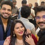 Megha Dhade Instagram - छत्रपती शिवाजी महाराज यांची वाघनखे ब्रिटन येथून भारतात आणण्यासाठी चा सामंजस्य करार यशस्वीरित्या संपन्न केल्याबद्दल माननीय श्री सुधीर भाऊ मुनगंटीवार (मंत्री सांस्कृतिक वनविभाग व मत्स्य विकास मंत्री) यांचा सत्कार समारंभ पर्णकुटी येथे त्यांच्या निवासस्थानी आयोजित करण्यात आला होता. या वेळी चित्रपट सृष्टीतील अनेक मान्यवर कलाकार मंडळी उपस्थित होते दिग्दर्शक श्री सुभाष घई , महेश कोठारे, सुप्रसिद्ध अभिनेते जॅकी श्रॉफ ,शरद केळकर , संदीप कुलकर्णी , सौरव गोखले, शिव ठाकरे ,माधव देवचके ,भारत गणेशपुरे ,नूतन जयंत , तेज सुप्रू व चित्रपट कामगार सेनेचे अध्यक्ष संदीप घुगे व अनेक मान्यवरांच्या हस्ते माननीय मंत्री श्री सुधीर भाऊ मुनगंटीवार यांचा सत्कार करण्यात आला . छत्रपती शिवरायांची वाघनखे भारतात परत आणण्यासाठीचे त्यांनी घेतलेले अथक परिश्रम व प्रयत्न यासाठी त्यांचे मनापासून आभार मानले व अभिनंदन केले . यावेळी सुधीर भाऊंनी चित्रपटसृष्टीसाठी घेतलेल्या अनेक नवीन योजनांची माहिती व नवनवीन योजना ज्या चित्रपटसृष्टीत अतिशय महत्त्वाच्या ठरतील अशा निर्णयांबद्दल आमच्याशी चर्चा केली . खरोखर सुधीर भाऊ महाराष्ट्राच्या प्रत्येक शिवभक्ताचावतीने व तसेच आम्हा तमाम कलाकारांच्या वतीने तुमचे मानावे तेवढे आभार थोडेच आहे पुन्हा एकदा कृतज्ञता व्यक्त करून मनापासूनधन्यवाद म्हणते 🙏. जय शिवराय वंदे मातरम् 🚩🇮🇳 मेघा धाडे 🙏🚩 @sudhir.mungantiwar @BJP4Maharashtra @bjp4maharashtra @ckbawankule @devendra_fadnavis @mieknathshinde @prreeyaberde Berde Prreeya @shivthakare9 @sharadkelkar @apnabhidu @sandesh_ghuge_ #विक्रांतबाळासाहेबपाटीलsandeepghuge #vijaychowdhari #chandrashekarbawankhule #devendrafadnavisformaharashtra Mumbai, Maharashtra
