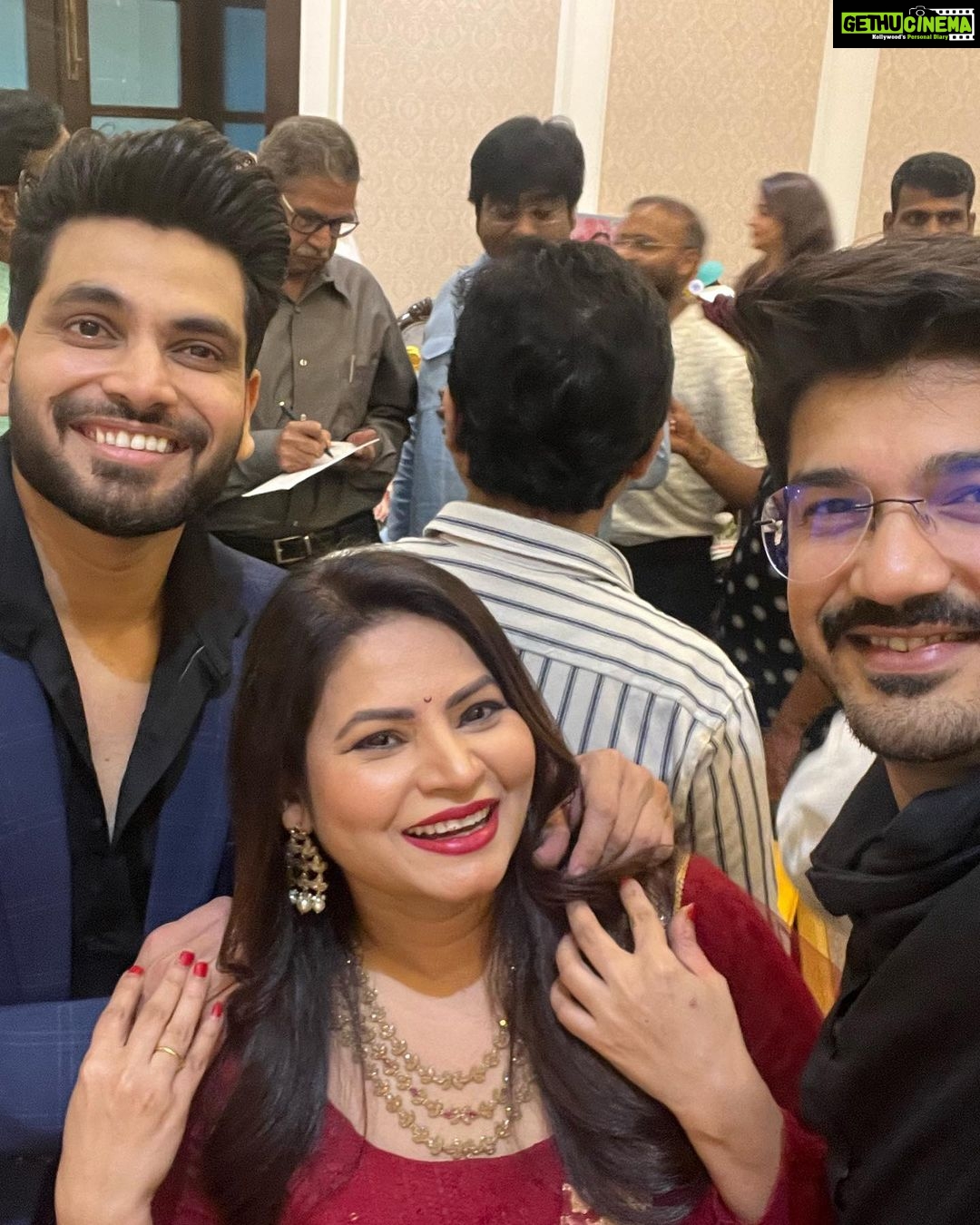 Megha Dhade Instagram - छत्रपती शिवाजी महाराज यांची वाघनखे ब्रिटन येथून भारतात आणण्यासाठी चा सामंजस्य करार यशस्वीरित्या संपन्न केल्याबद्दल माननीय श्री सुधीर भाऊ मुनगंटीवार (मंत्री सांस्कृतिक वनविभाग व मत्स्य विकास मंत्री) यांचा सत्कार समारंभ पर्णकुटी येथे त्यांच्या निवासस्थानी आयोजित करण्यात आला होता. या वेळी चित्रपट सृष्टीतील अनेक मान्यवर कलाकार मंडळी उपस्थित होते दिग्दर्शक श्री सुभाष घई , महेश कोठारे, सुप्रसिद्ध अभिनेते जॅकी श्रॉफ ,शरद केळकर , संदीप कुलकर्णी , सौरव गोखले, शिव ठाकरे ,माधव देवचके ,भारत गणेशपुरे ,नूतन जयंत , तेज सुप्रू व चित्रपट कामगार सेनेचे अध्यक्ष संदीप घुगे व अनेक मान्यवरांच्या हस्ते माननीय मंत्री श्री सुधीर भाऊ मुनगंटीवार यांचा सत्कार करण्यात आला . छत्रपती शिवरायांची वाघनखे भारतात परत आणण्यासाठीचे त्यांनी घेतलेले अथक परिश्रम व प्रयत्न यासाठी त्यांचे मनापासून आभार मानले व अभिनंदन केले . यावेळी सुधीर भाऊंनी चित्रपटसृष्टीसाठी घेतलेल्या अनेक नवीन योजनांची माहिती व नवनवीन योजना ज्या चित्रपटसृष्टीत अतिशय महत्त्वाच्या ठरतील अशा निर्णयांबद्दल आमच्याशी चर्चा केली . खरोखर सुधीर भाऊ महाराष्ट्राच्या प्रत्येक शिवभक्ताचावतीने व तसेच आम्हा तमाम कलाकारांच्या वतीने तुमचे मानावे तेवढे आभार थोडेच आहे पुन्हा एकदा कृतज्ञता व्यक्त करून मनापासूनधन्यवाद म्हणते 🙏. जय शिवराय वंदे मातरम् 🚩🇮🇳 मेघा धाडे 🙏🚩 @sudhir.mungantiwar @BJP4Maharashtra @bjp4maharashtra @ckbawankule @devendra_fadnavis @mieknathshinde @prreeyaberde Berde Prreeya @shivthakare9 @sharadkelkar @apnabhidu @sandesh_ghuge_ #विक्रांतबाळासाहेबपाटीलsandeepghuge #vijaychowdhari #chandrashekarbawankhule #devendrafadnavisformaharashtra Mumbai, Maharashtra
