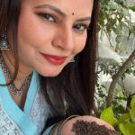 Megha Dhade Instagram – #merimatimeradesh 
*मेरी माटी, मेरा देश🇮🇳*
*मिट्टी को नमन🙏वीरों का वंदन🪷*
भारताच्या स्वातंत्र्याच्या अमृतमहोत्सवा निमित्ताने *स्वातंत्र्यासाठी बलिदान देणाऱ्या हुतात्म्यांना नमन करण्यासाठी* माननीय पंतप्रधान नरेंद्र मोदी यांनी केलेल्या आवाहनानुसार *”मेरी माटी, मेरा देश” अभियानात सहभागी होऊयात.* या 
*👉महाभियानात सहभागी होण्यासाठी एका हातात माती घेऊन, त्याचा सेल्फी/फोटो काढून दिलेल्या लिंकवर पोस्ट करावा.*
👉लिंक: https://selfiewithmerimaati.in/photoupload/ 

31ऑक्टोबर2023पर्यंत +919552702270  या व्हाट्सअप क्रमांकावर आपला सेल्फी काढून पाठवला तरी चालतो त्यामध्ये आपले संपूर्ण नाव आणि आपल्या शहराचे किंवा जिल्ह्याचे नाव टाकावे लागते.