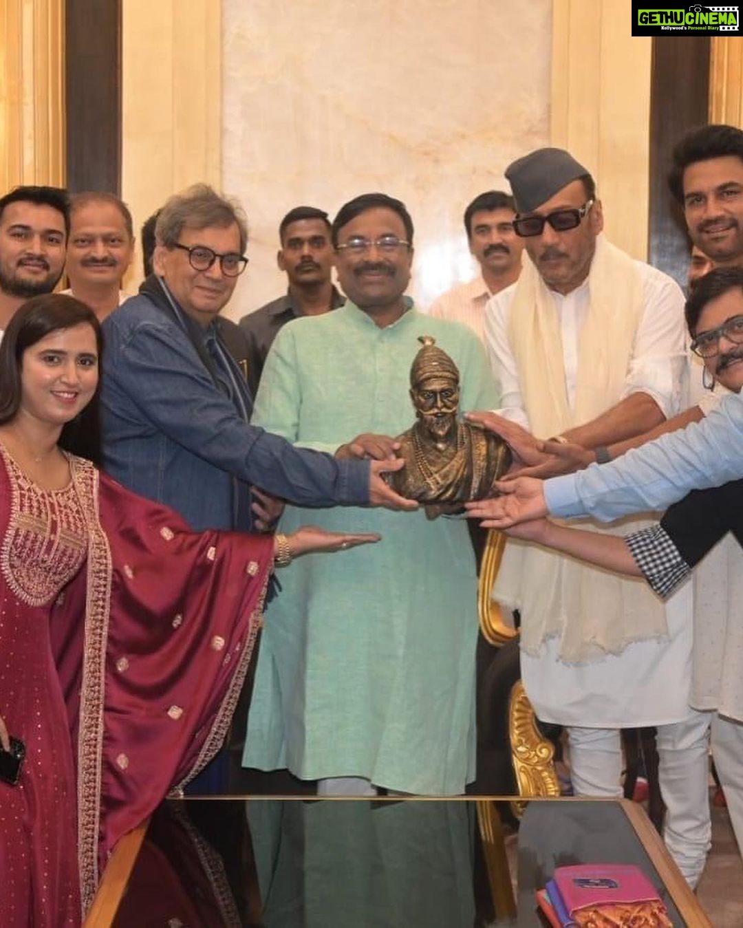 Megha Dhade Instagram - छत्रपती शिवाजी महाराज यांची वाघनखे ब्रिटन येथून भारतात आणण्यासाठी चा सामंजस्य करार यशस्वीरित्या संपन्न केल्याबद्दल माननीय श्री सुधीर भाऊ मुनगंटीवार (मंत्री सांस्कृतिक वनविभाग व मत्स्य विकास मंत्री) यांचा सत्कार समारंभ पर्णकुटी येथे त्यांच्या निवासस्थानी आयोजित करण्यात आला होता. या वेळी चित्रपट सृष्टीतील अनेक मान्यवर कलाकार मंडळी उपस्थित होते दिग्दर्शक श्री सुभाष घई , महेश कोठारे, सुप्रसिद्ध अभिनेते जॅकी श्रॉफ ,शरद केळकर , संदीप कुलकर्णी , सौरव गोखले, शिव ठाकरे ,माधव देवचके ,भारत गणेशपुरे ,नूतन जयंत , तेज सुप्रू व चित्रपट कामगार सेनेचे अध्यक्ष संदीप घुगे व अनेक मान्यवरांच्या हस्ते माननीय मंत्री श्री सुधीर भाऊ मुनगंटीवार यांचा सत्कार करण्यात आला . छत्रपती शिवरायांची वाघनखे भारतात परत आणण्यासाठीचे त्यांनी घेतलेले अथक परिश्रम व प्रयत्न यासाठी त्यांचे मनापासून आभार मानले व अभिनंदन केले . यावेळी सुधीर भाऊंनी चित्रपटसृष्टीसाठी घेतलेल्या अनेक नवीन योजनांची माहिती व नवनवीन योजना ज्या चित्रपटसृष्टीत अतिशय महत्त्वाच्या ठरतील अशा निर्णयांबद्दल आमच्याशी चर्चा केली . खरोखर सुधीर भाऊ महाराष्ट्राच्या प्रत्येक शिवभक्ताचावतीने व तसेच आम्हा तमाम कलाकारांच्या वतीने तुमचे मानावे तेवढे आभार थोडेच आहे पुन्हा एकदा कृतज्ञता व्यक्त करून मनापासूनधन्यवाद म्हणते 🙏. जय शिवराय वंदे मातरम् 🚩🇮🇳 मेघा धाडे 🙏🚩 @sudhir.mungantiwar @BJP4Maharashtra @bjp4maharashtra @ckbawankule @devendra_fadnavis @mieknathshinde @prreeyaberde Berde Prreeya @shivthakare9 @sharadkelkar @apnabhidu @sandesh_ghuge_ #विक्रांतबाळासाहेबपाटीलsandeepghuge #vijaychowdhari #chandrashekarbawankhule #devendrafadnavisformaharashtra Mumbai, Maharashtra