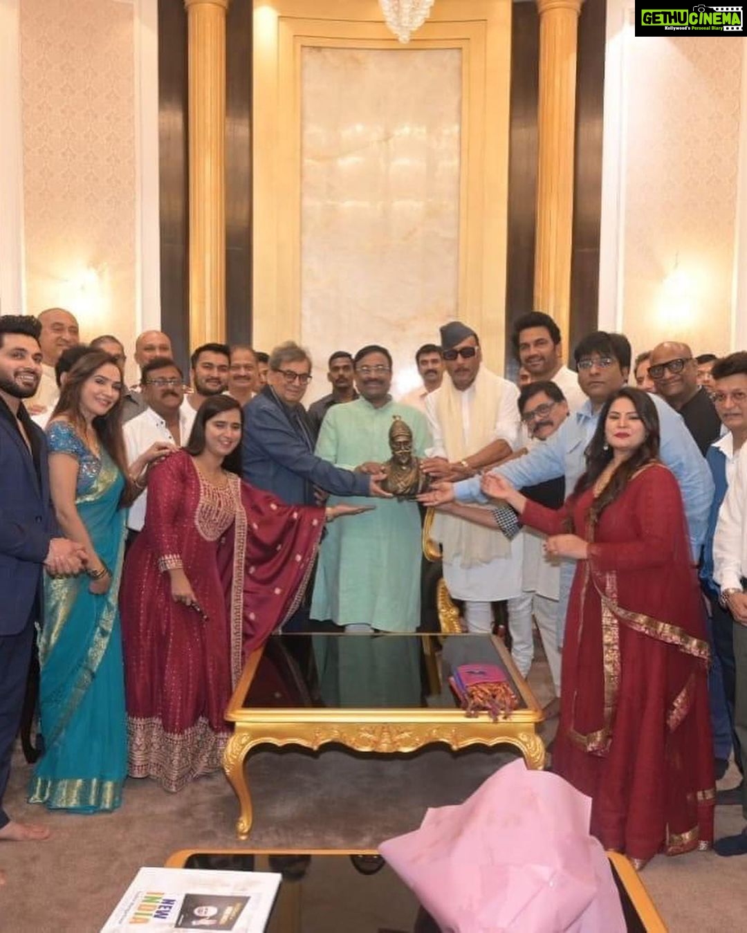 Megha Dhade Instagram - छत्रपती शिवाजी महाराज यांची वाघनखे ब्रिटन येथून भारतात आणण्यासाठी चा सामंजस्य करार यशस्वीरित्या संपन्न केल्याबद्दल माननीय श्री सुधीर भाऊ मुनगंटीवार (मंत्री सांस्कृतिक वनविभाग व मत्स्य विकास मंत्री) यांचा सत्कार समारंभ पर्णकुटी येथे त्यांच्या निवासस्थानी आयोजित करण्यात आला होता. या वेळी चित्रपट सृष्टीतील अनेक मान्यवर कलाकार मंडळी उपस्थित होते दिग्दर्शक श्री सुभाष घई , महेश कोठारे, सुप्रसिद्ध अभिनेते जॅकी श्रॉफ ,शरद केळकर , संदीप कुलकर्णी , सौरव गोखले, शिव ठाकरे ,माधव देवचके ,भारत गणेशपुरे ,नूतन जयंत , तेज सुप्रू व चित्रपट कामगार सेनेचे अध्यक्ष संदीप घुगे व अनेक मान्यवरांच्या हस्ते माननीय मंत्री श्री सुधीर भाऊ मुनगंटीवार यांचा सत्कार करण्यात आला . छत्रपती शिवरायांची वाघनखे भारतात परत आणण्यासाठीचे त्यांनी घेतलेले अथक परिश्रम व प्रयत्न यासाठी त्यांचे मनापासून आभार मानले व अभिनंदन केले . यावेळी सुधीर भाऊंनी चित्रपटसृष्टीसाठी घेतलेल्या अनेक नवीन योजनांची माहिती व नवनवीन योजना ज्या चित्रपटसृष्टीत अतिशय महत्त्वाच्या ठरतील अशा निर्णयांबद्दल आमच्याशी चर्चा केली . खरोखर सुधीर भाऊ महाराष्ट्राच्या प्रत्येक शिवभक्ताचावतीने व तसेच आम्हा तमाम कलाकारांच्या वतीने तुमचे मानावे तेवढे आभार थोडेच आहे पुन्हा एकदा कृतज्ञता व्यक्त करून मनापासूनधन्यवाद म्हणते 🙏. जय शिवराय वंदे मातरम् 🚩🇮🇳 मेघा धाडे 🙏🚩 @sudhir.mungantiwar @BJP4Maharashtra @bjp4maharashtra @ckbawankule @devendra_fadnavis @mieknathshinde @prreeyaberde Berde Prreeya @shivthakare9 @sharadkelkar @apnabhidu @sandesh_ghuge_ #विक्रांतबाळासाहेबपाटीलsandeepghuge #vijaychowdhari #chandrashekarbawankhule #devendrafadnavisformaharashtra Mumbai, Maharashtra