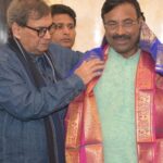 Megha Dhade Instagram - छत्रपती शिवाजी महाराज यांची वाघनखे ब्रिटन येथून भारतात आणण्यासाठी चा सामंजस्य करार यशस्वीरित्या संपन्न केल्याबद्दल माननीय श्री सुधीर भाऊ मुनगंटीवार (मंत्री सांस्कृतिक वनविभाग व मत्स्य विकास मंत्री) यांचा सत्कार समारंभ पर्णकुटी येथे त्यांच्या निवासस्थानी आयोजित करण्यात आला होता. या वेळी चित्रपट सृष्टीतील अनेक मान्यवर कलाकार मंडळी उपस्थित होते दिग्दर्शक श्री सुभाष घई , महेश कोठारे, सुप्रसिद्ध अभिनेते जॅकी श्रॉफ ,शरद केळकर , संदीप कुलकर्णी , सौरव गोखले, शिव ठाकरे ,माधव देवचके ,भारत गणेशपुरे ,नूतन जयंत , तेज सुप्रू व चित्रपट कामगार सेनेचे अध्यक्ष संदीप घुगे व अनेक मान्यवरांच्या हस्ते माननीय मंत्री श्री सुधीर भाऊ मुनगंटीवार यांचा सत्कार करण्यात आला . छत्रपती शिवरायांची वाघनखे भारतात परत आणण्यासाठीचे त्यांनी घेतलेले अथक परिश्रम व प्रयत्न यासाठी त्यांचे मनापासून आभार मानले व अभिनंदन केले . यावेळी सुधीर भाऊंनी चित्रपटसृष्टीसाठी घेतलेल्या अनेक नवीन योजनांची माहिती व नवनवीन योजना ज्या चित्रपटसृष्टीत अतिशय महत्त्वाच्या ठरतील अशा निर्णयांबद्दल आमच्याशी चर्चा केली . खरोखर सुधीर भाऊ महाराष्ट्राच्या प्रत्येक शिवभक्ताचावतीने व तसेच आम्हा तमाम कलाकारांच्या वतीने तुमचे मानावे तेवढे आभार थोडेच आहे पुन्हा एकदा कृतज्ञता व्यक्त करून मनापासूनधन्यवाद म्हणते 🙏. जय शिवराय वंदे मातरम् 🚩🇮🇳 मेघा धाडे 🙏🚩 @sudhir.mungantiwar @BJP4Maharashtra @bjp4maharashtra @ckbawankule @devendra_fadnavis @mieknathshinde @prreeyaberde Berde Prreeya @shivthakare9 @sharadkelkar @apnabhidu @sandesh_ghuge_ #विक्रांतबाळासाहेबपाटीलsandeepghuge #vijaychowdhari #chandrashekarbawankhule #devendrafadnavisformaharashtra Mumbai, Maharashtra