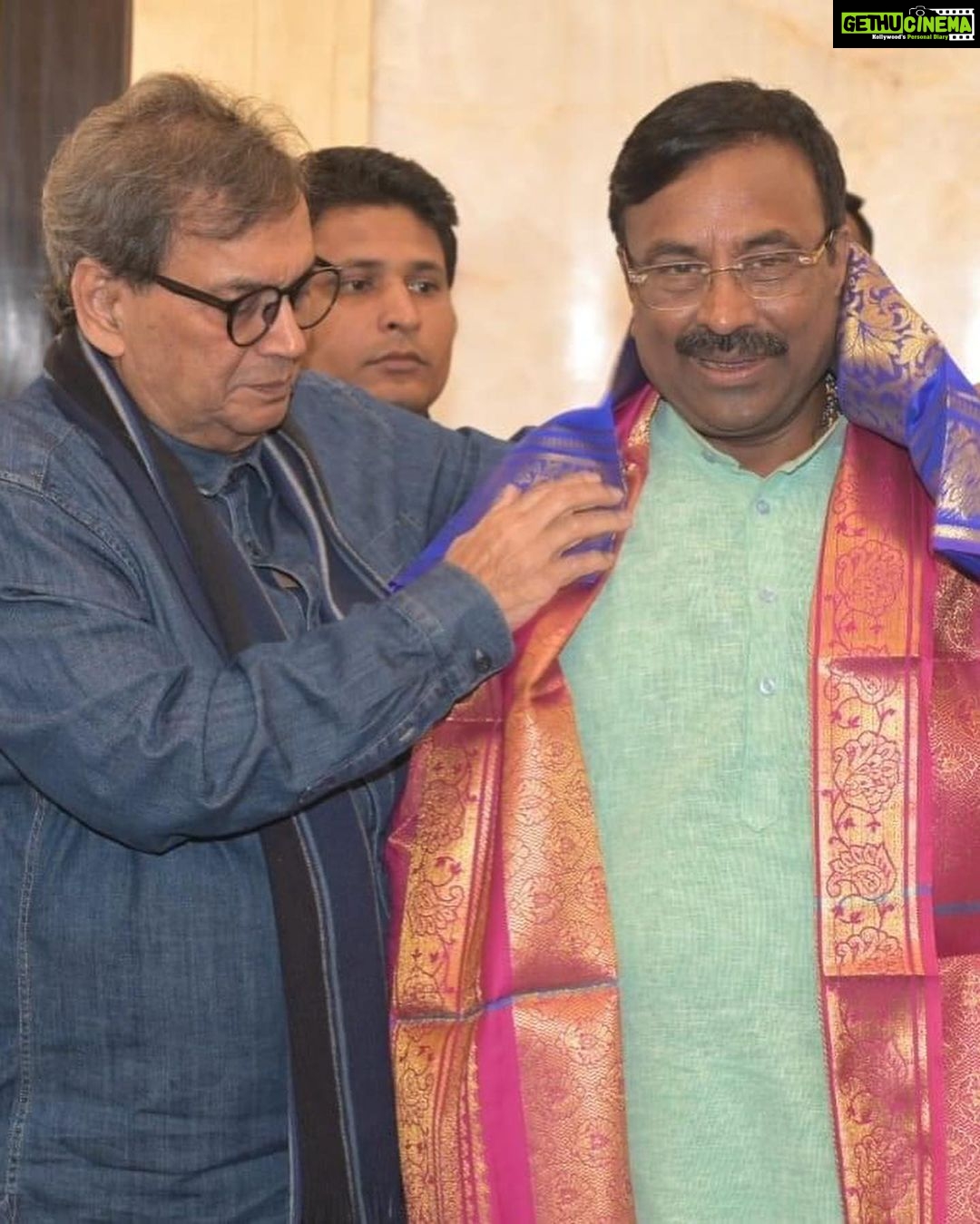 Megha Dhade Instagram - छत्रपती शिवाजी महाराज यांची वाघनखे ब्रिटन येथून भारतात आणण्यासाठी चा सामंजस्य करार यशस्वीरित्या संपन्न केल्याबद्दल माननीय श्री सुधीर भाऊ मुनगंटीवार (मंत्री सांस्कृतिक वनविभाग व मत्स्य विकास मंत्री) यांचा सत्कार समारंभ पर्णकुटी येथे त्यांच्या निवासस्थानी आयोजित करण्यात आला होता. या वेळी चित्रपट सृष्टीतील अनेक मान्यवर कलाकार मंडळी उपस्थित होते दिग्दर्शक श्री सुभाष घई , महेश कोठारे, सुप्रसिद्ध अभिनेते जॅकी श्रॉफ ,शरद केळकर , संदीप कुलकर्णी , सौरव गोखले, शिव ठाकरे ,माधव देवचके ,भारत गणेशपुरे ,नूतन जयंत , तेज सुप्रू व चित्रपट कामगार सेनेचे अध्यक्ष संदीप घुगे व अनेक मान्यवरांच्या हस्ते माननीय मंत्री श्री सुधीर भाऊ मुनगंटीवार यांचा सत्कार करण्यात आला . छत्रपती शिवरायांची वाघनखे भारतात परत आणण्यासाठीचे त्यांनी घेतलेले अथक परिश्रम व प्रयत्न यासाठी त्यांचे मनापासून आभार मानले व अभिनंदन केले . यावेळी सुधीर भाऊंनी चित्रपटसृष्टीसाठी घेतलेल्या अनेक नवीन योजनांची माहिती व नवनवीन योजना ज्या चित्रपटसृष्टीत अतिशय महत्त्वाच्या ठरतील अशा निर्णयांबद्दल आमच्याशी चर्चा केली . खरोखर सुधीर भाऊ महाराष्ट्राच्या प्रत्येक शिवभक्ताचावतीने व तसेच आम्हा तमाम कलाकारांच्या वतीने तुमचे मानावे तेवढे आभार थोडेच आहे पुन्हा एकदा कृतज्ञता व्यक्त करून मनापासूनधन्यवाद म्हणते 🙏. जय शिवराय वंदे मातरम् 🚩🇮🇳 मेघा धाडे 🙏🚩 @sudhir.mungantiwar @BJP4Maharashtra @bjp4maharashtra @ckbawankule @devendra_fadnavis @mieknathshinde @prreeyaberde Berde Prreeya @shivthakare9 @sharadkelkar @apnabhidu @sandesh_ghuge_ #विक्रांतबाळासाहेबपाटीलsandeepghuge #vijaychowdhari #chandrashekarbawankhule #devendrafadnavisformaharashtra Mumbai, Maharashtra