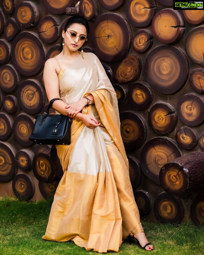 Meghana Gaonkar Instagram - 🤎🤍🖤 ~ For @sankalpa_angadi styled by @sahanastylediary clicked by @framesbyvikaskakolu hair & make up by @makeovers_sudhanatesh ✨
