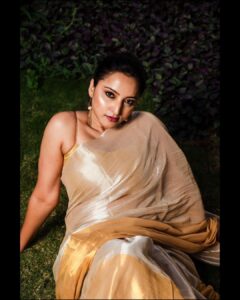 Meghana Gaonkar Instagram - 🤎✨ ~ Curated by @sankalpa_angadi Styling: @sahanastylediary Photography: @framesbyvikaskakolu Make up & Hair: @makeovers_sudhanatesh