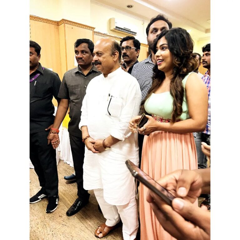 Meghashree Instagram - It's an honor to meet our chief minister @bsbommai.official sir ☺