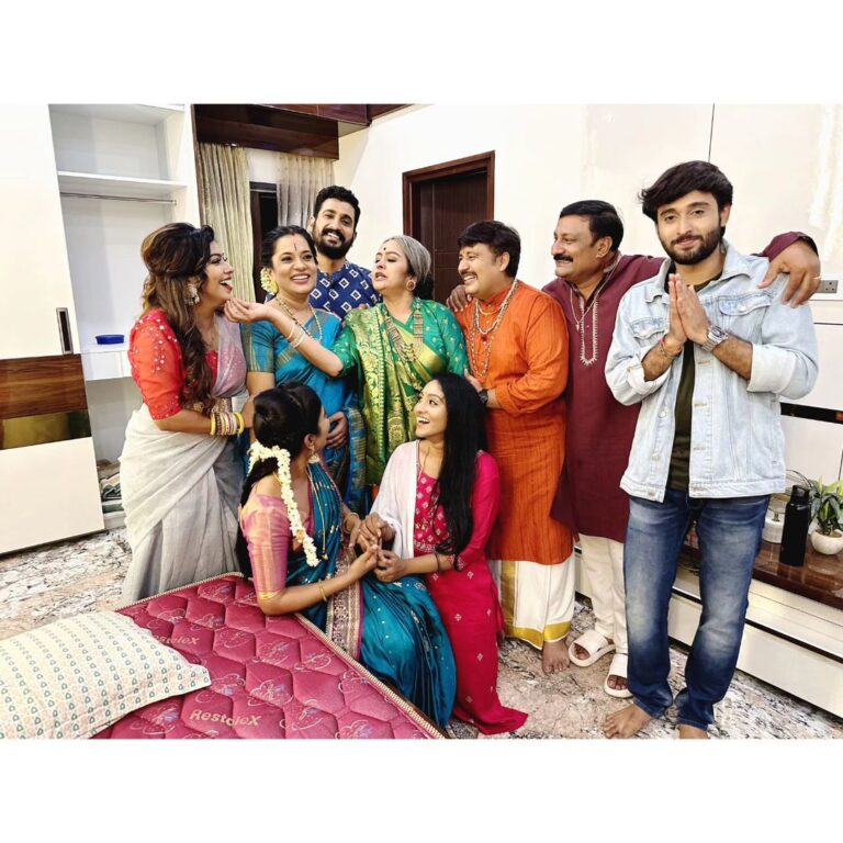 Meghashree Instagram - Punyavathi serial team ♥️ it is like family 🤗 miss you all😔 and I am so lucky to work in this beautiful project ♥️ everyday i learnt a lot in this project and this is the best team ever 🫶 nice working with you all and I love you all so so very much 🧿 and Thankyou so much everyone 🙏 colourful jasthi......😀❤️ . . #punyavathiserialteam♥️ #colourskannada #viralvideos #meghashreegowda #serial #memories . . @chandrakala.mohan.official @bhuvana_official @thebhuvisatya @radha.jai06 @ashoka_ba_official @manoja.official @_thenameisajith @_priyanka_ds @archana.s.gaikwad @vinay